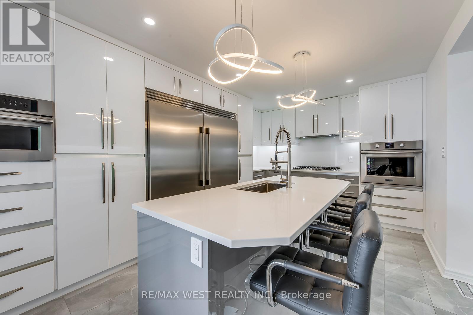 8077 Mount Carmel Boulevard, Niagara Falls, ON - Indoor Photo Showing Kitchen With Upgraded Kitchen