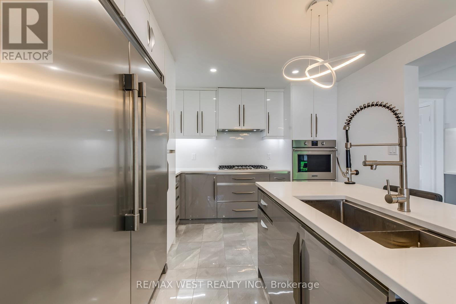 8077 Mount Carmel Boulevard, Niagara Falls, ON - Indoor Photo Showing Kitchen With Upgraded Kitchen