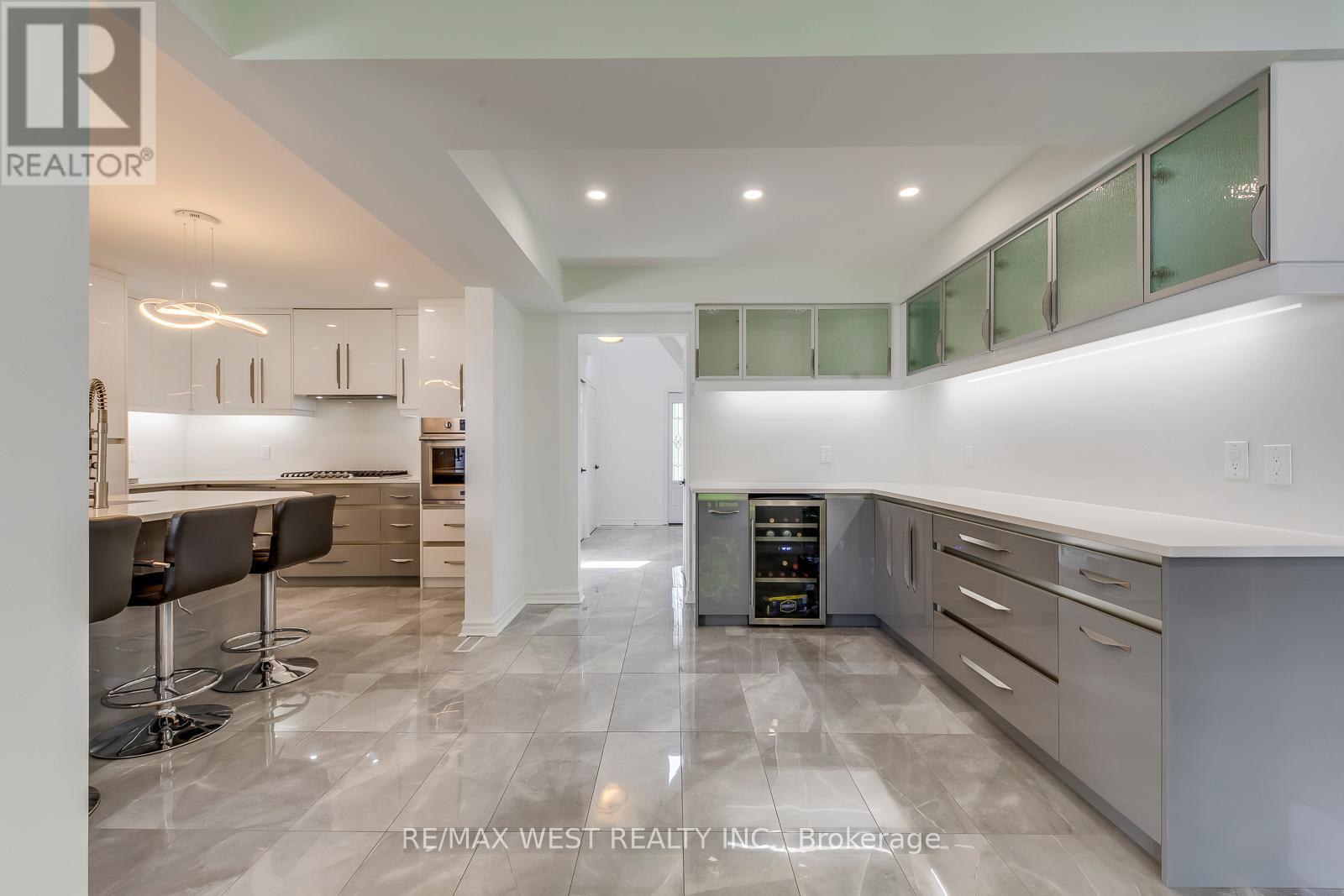 8077 Mount Carmel Boulevard, Niagara Falls, ON - Indoor Photo Showing Kitchen With Upgraded Kitchen
