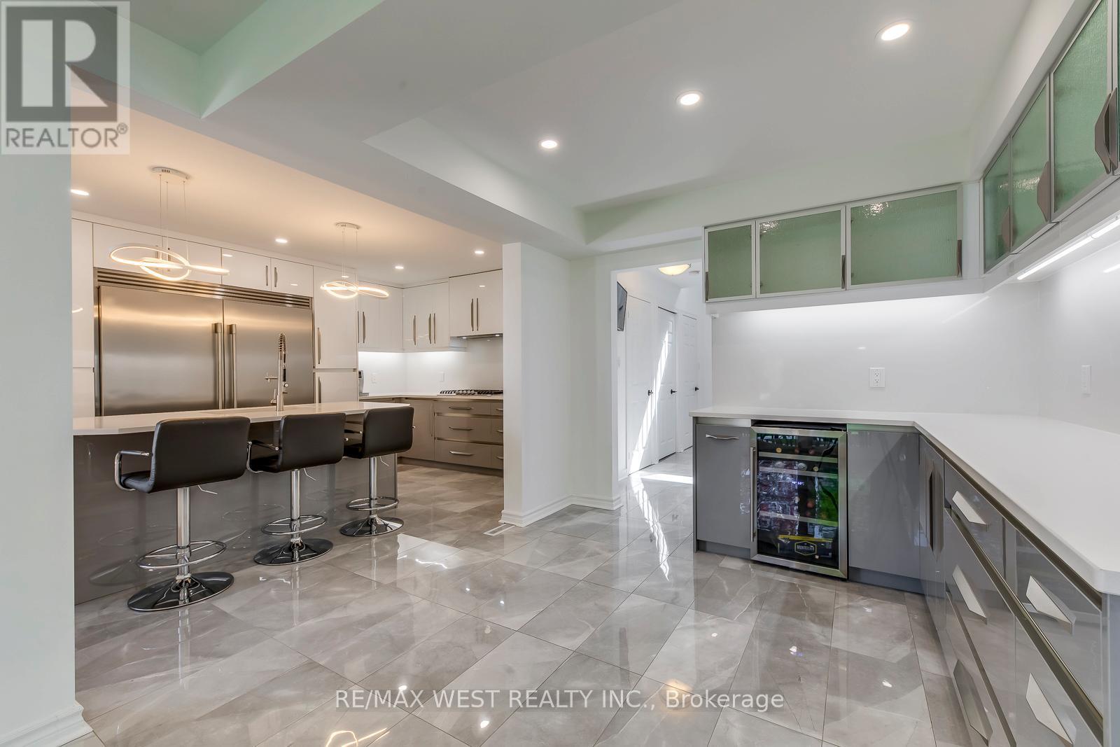 8077 Mount Carmel Boulevard, Niagara Falls, ON - Indoor Photo Showing Kitchen With Upgraded Kitchen
