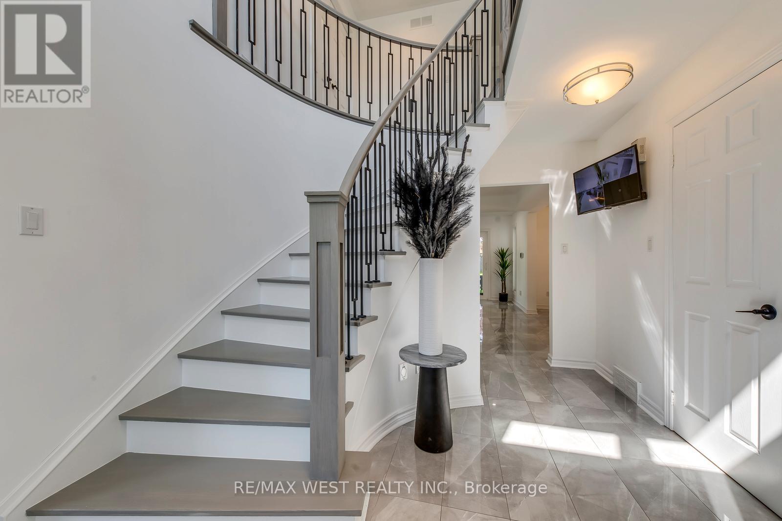 8077 Mount Carmel Boulevard, Niagara Falls, ON - Indoor Photo Showing Other Room