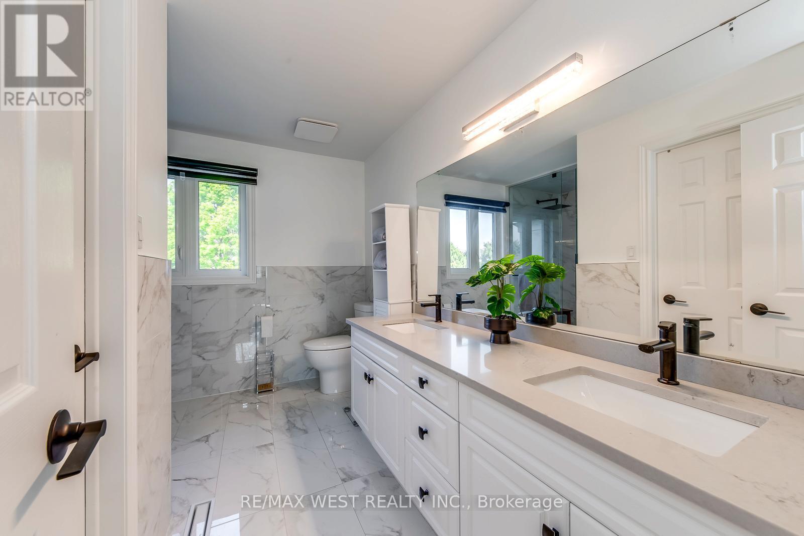 8077 Mount Carmel Boulevard, Niagara Falls, ON - Indoor Photo Showing Bathroom