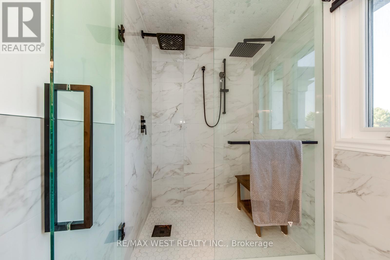 8077 Mount Carmel Boulevard, Niagara Falls, ON - Indoor Photo Showing Bathroom