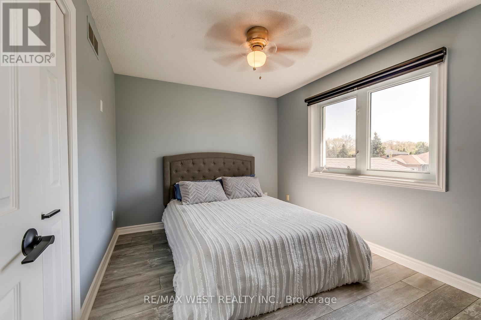 8077 Mount Carmel Boulevard, Niagara Falls, ON - Indoor Photo Showing Bedroom