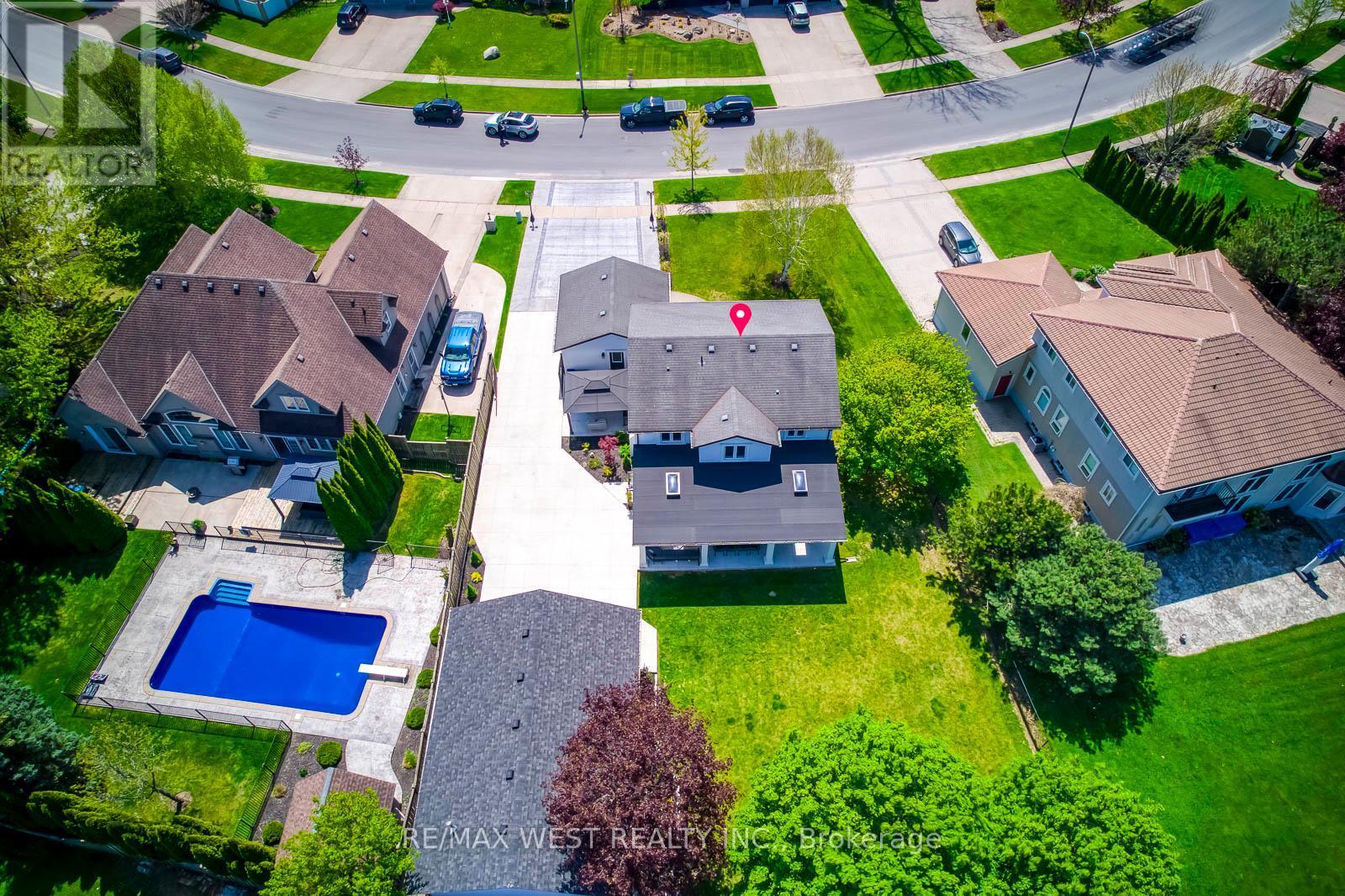 8077 Mount Carmel Boulevard, Niagara Falls, ON - Outdoor With In Ground Pool With View