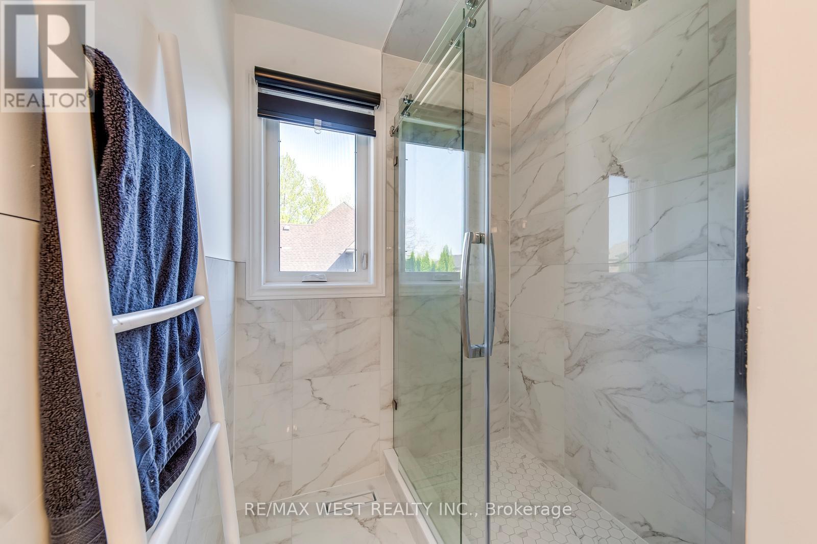 8077 Mount Carmel Boulevard, Niagara Falls, ON - Indoor Photo Showing Bathroom
