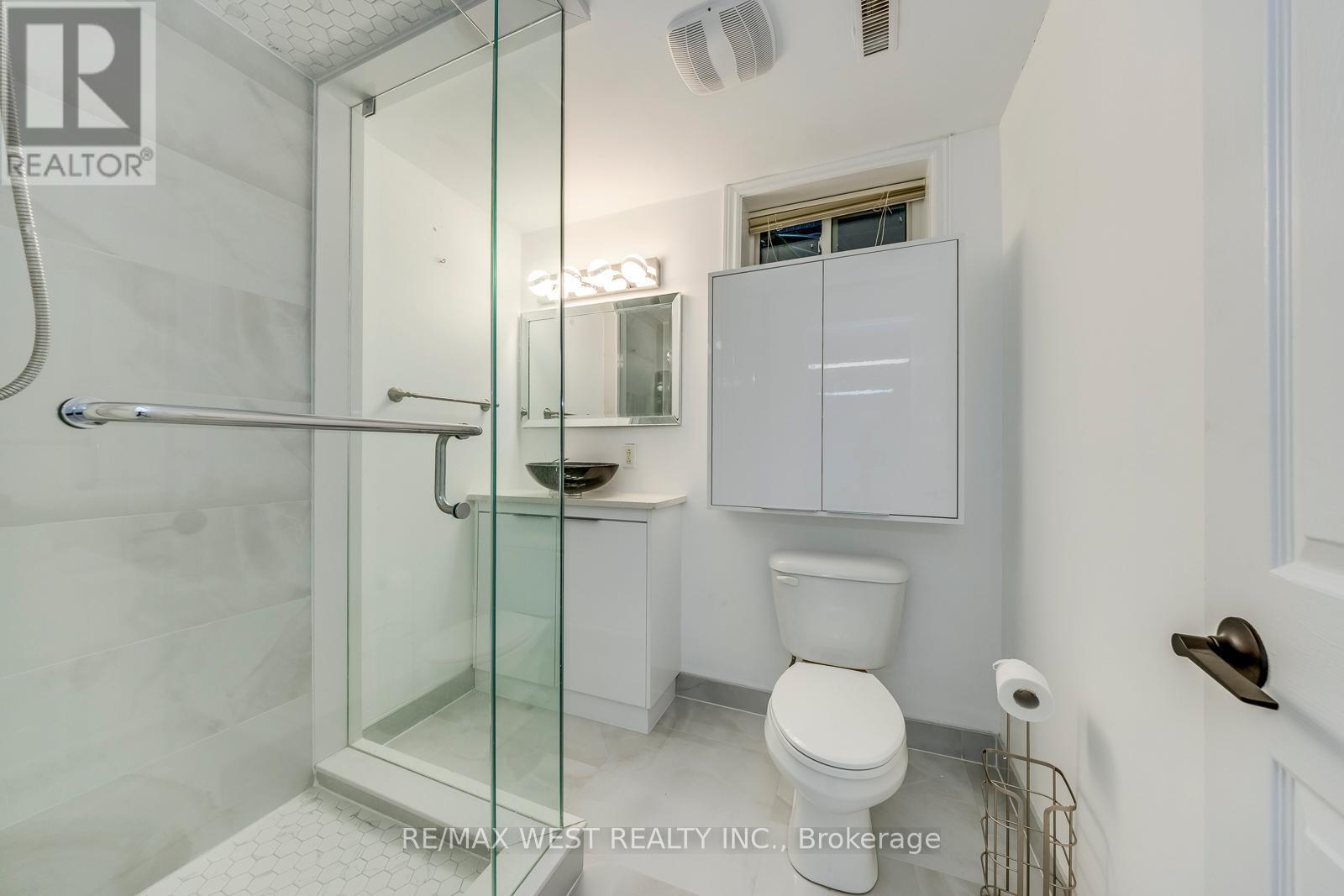 8077 Mount Carmel Boulevard, Niagara Falls, ON - Indoor Photo Showing Bathroom