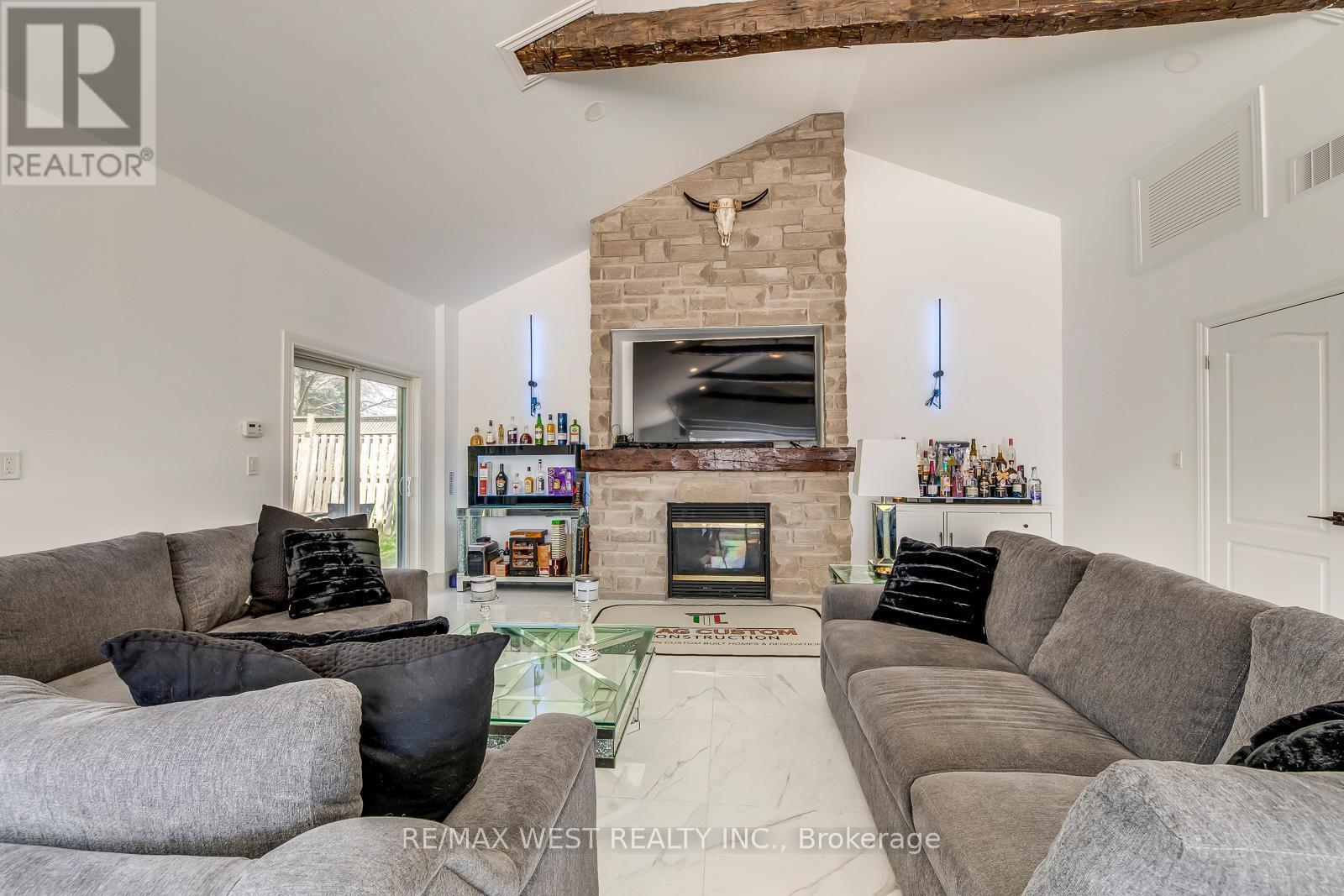 8077 Mount Carmel Boulevard, Niagara Falls, ON - Indoor Photo Showing Living Room With Fireplace