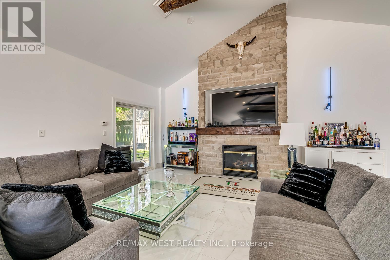 8077 Mount Carmel Boulevard, Niagara Falls, ON - Indoor Photo Showing Living Room With Fireplace