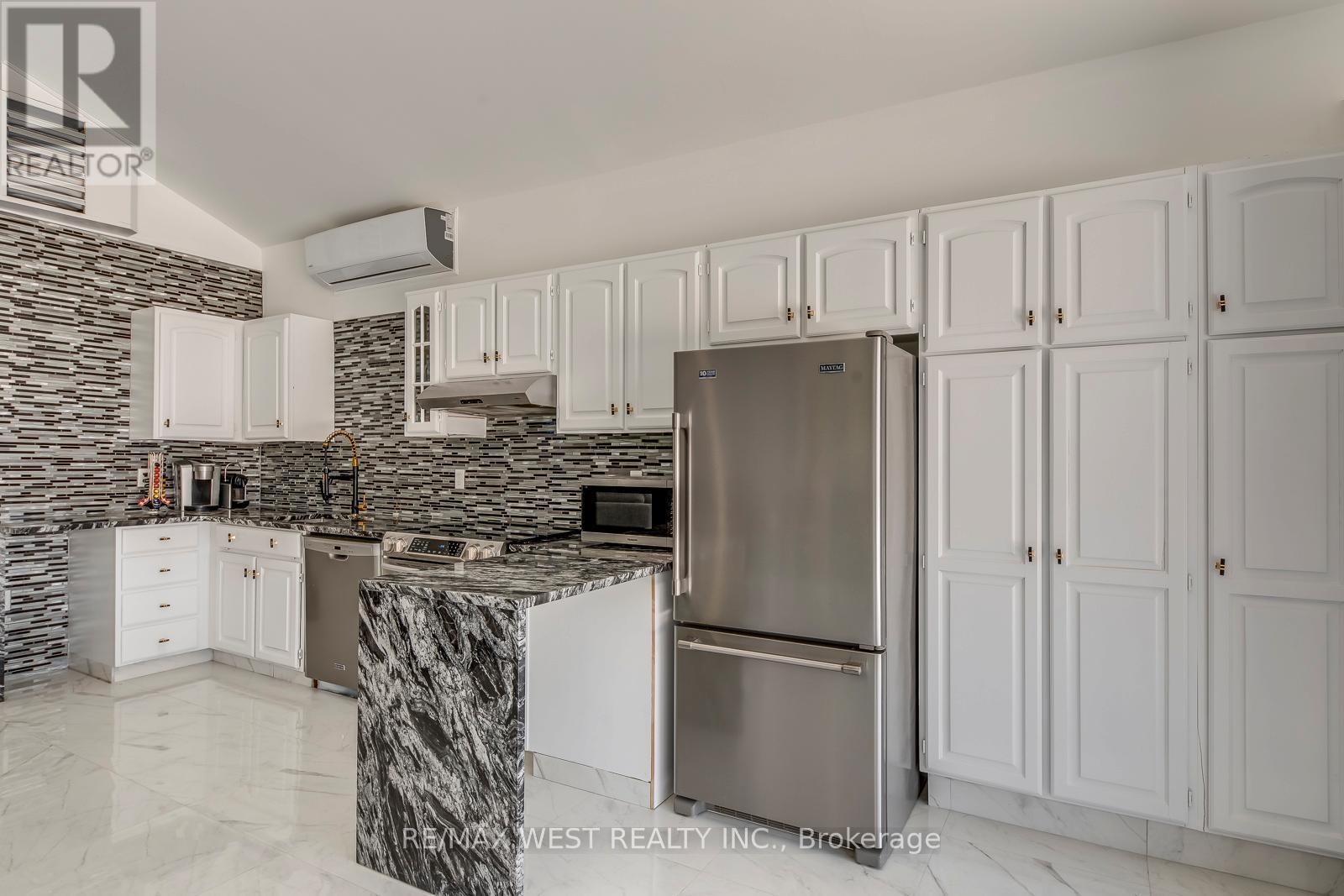 8077 Mount Carmel Boulevard, Niagara Falls, ON - Indoor Photo Showing Kitchen