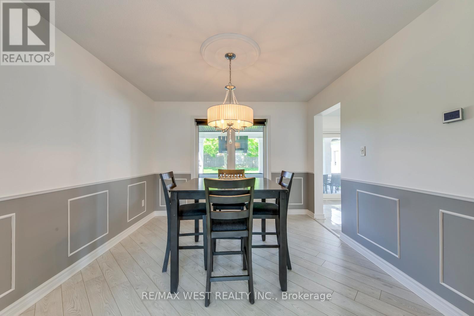 8077 Mount Carmel Boulevard, Niagara Falls, ON - Indoor Photo Showing Dining Room