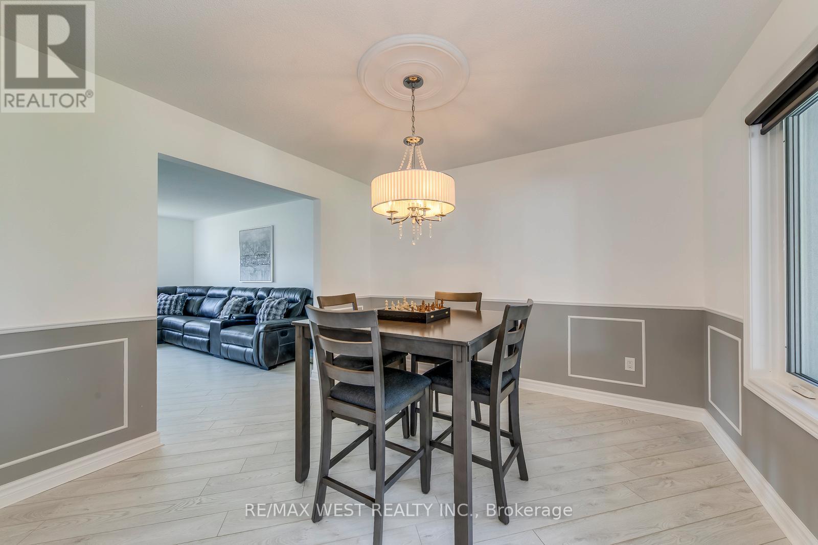 8077 Mount Carmel Boulevard, Niagara Falls, ON - Indoor Photo Showing Dining Room