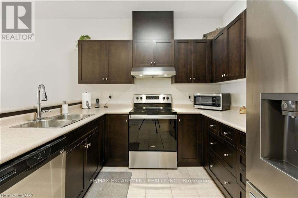 20 - 310 Southbrook Drive, Hamilton, ON - Indoor Photo Showing Kitchen With Double Sink