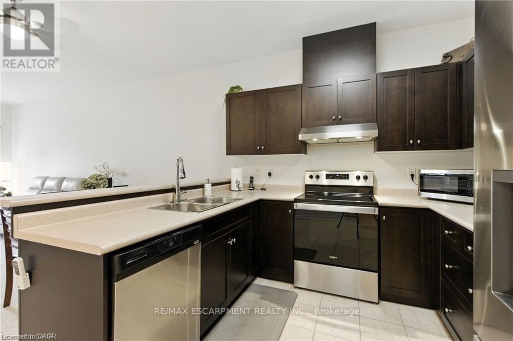 20 - 310 Southbrook Drive, Hamilton, ON - Indoor Photo Showing Kitchen With Double Sink
