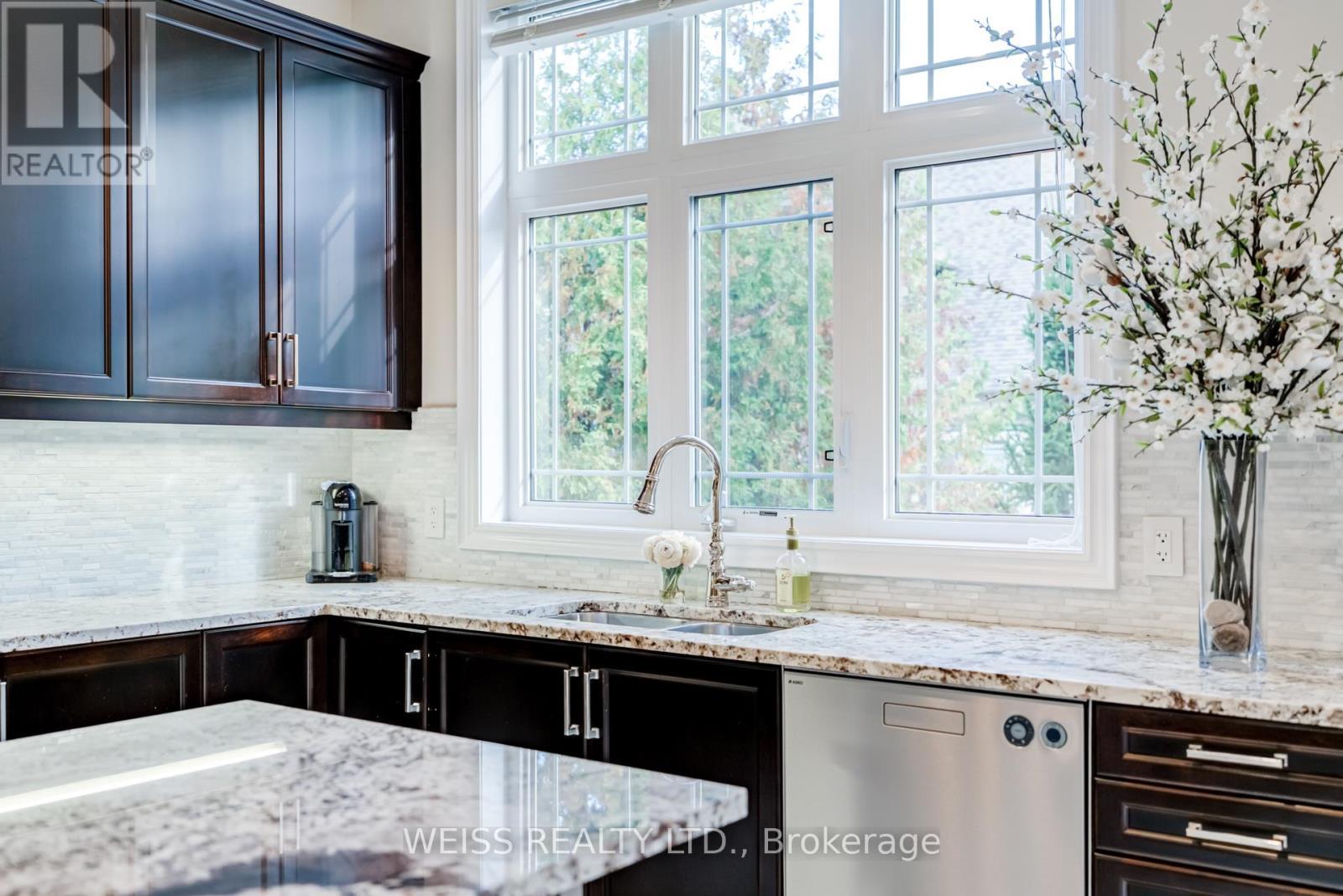 43 Chesney Crescent, Vaughan, ON - Indoor Photo Showing Kitchen With Upgraded Kitchen