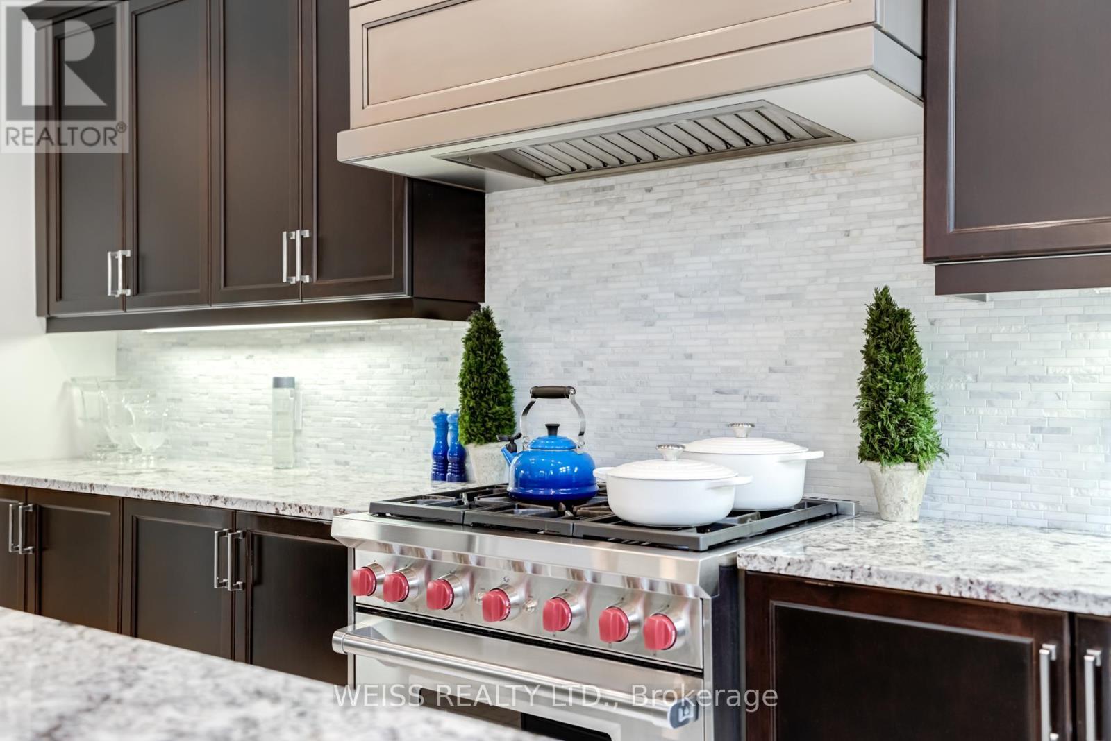 43 Chesney Crescent, Vaughan, ON - Indoor Photo Showing Kitchen With Upgraded Kitchen