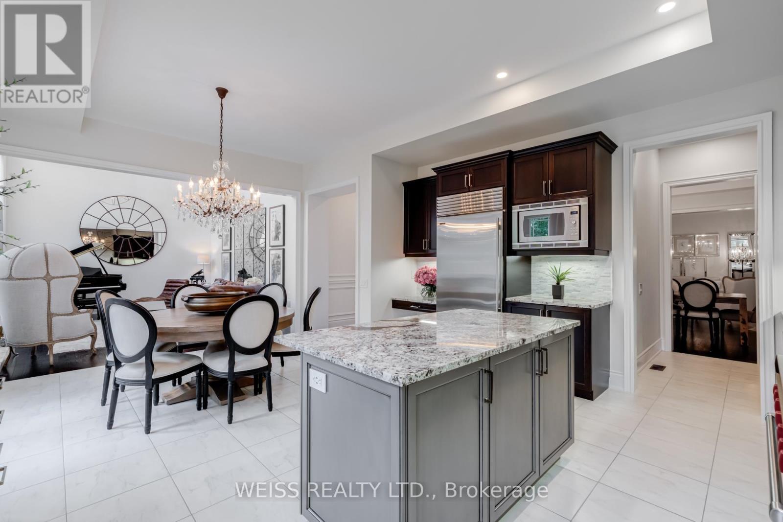 43 Chesney Crescent, Vaughan, ON - Indoor Photo Showing Kitchen With Upgraded Kitchen