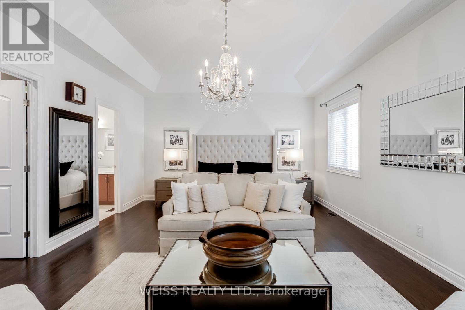 43 Chesney Crescent, Vaughan, ON - Indoor Photo Showing Living Room