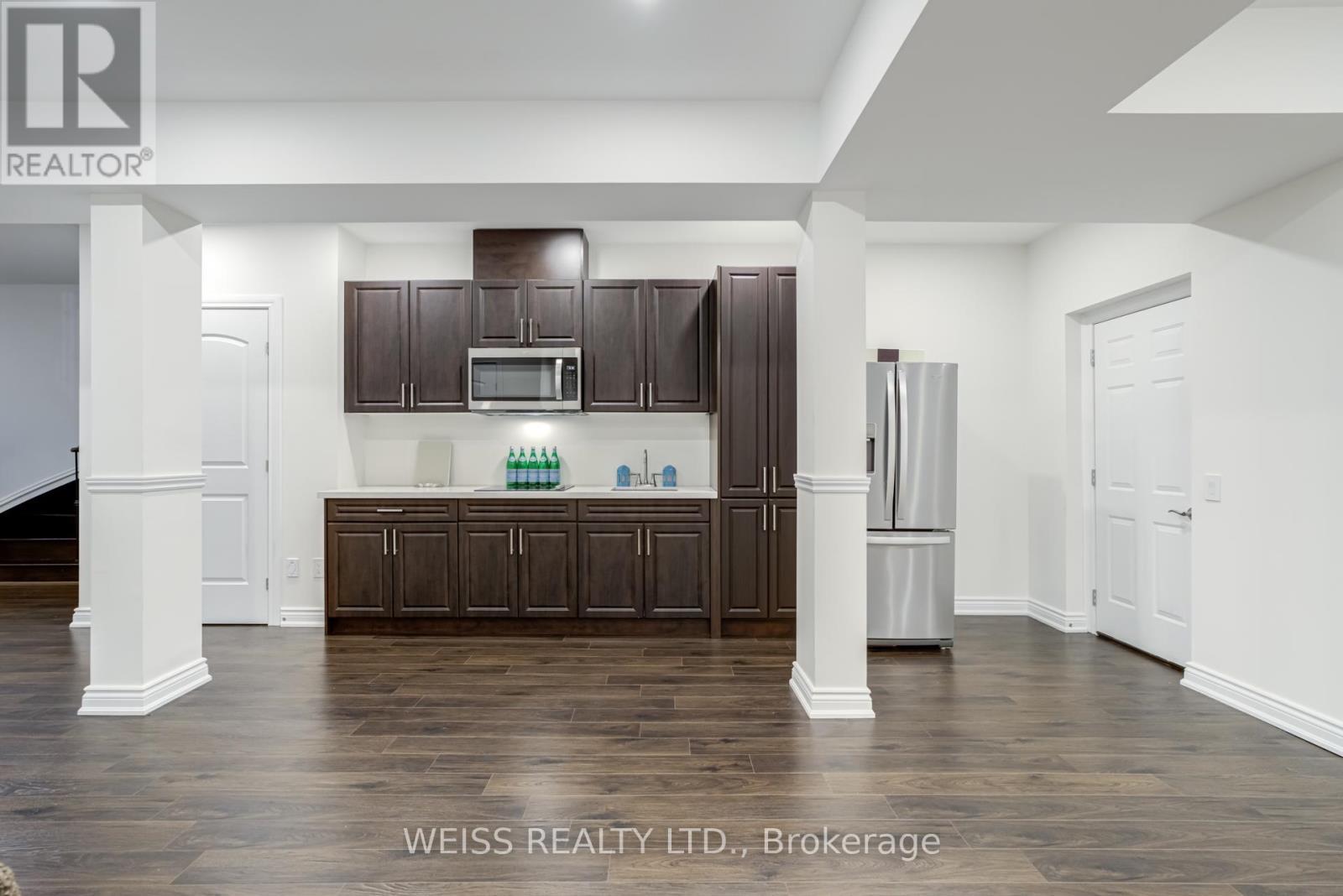 43 Chesney Crescent, Vaughan, ON - Indoor Photo Showing Kitchen