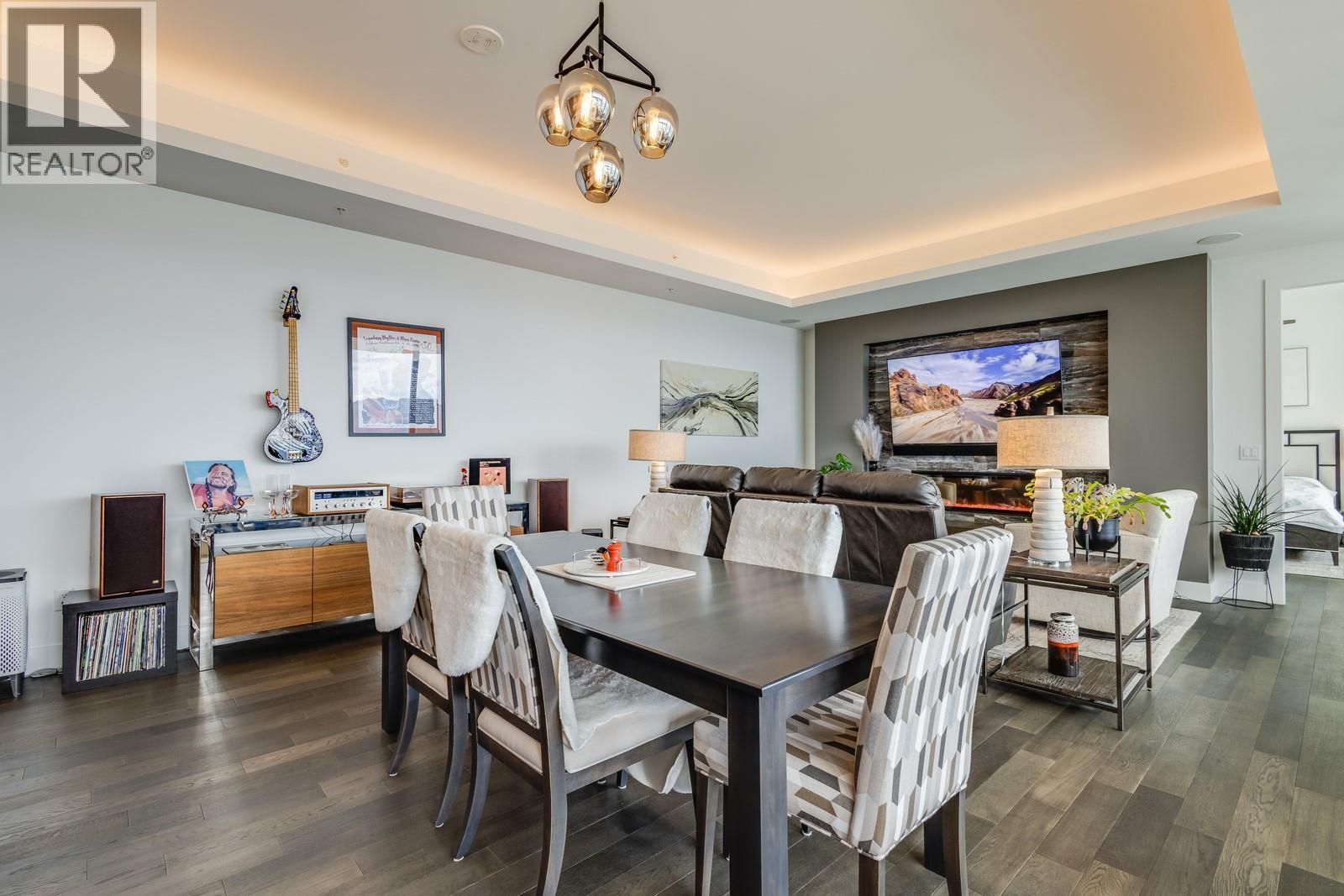 Plenty of room for dining and living room - 1181 Sunset Drive Unit# 2602, Kelowna, BC - Indoor Photo Showing Dining Room