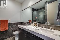 Primary bedroom en suite -