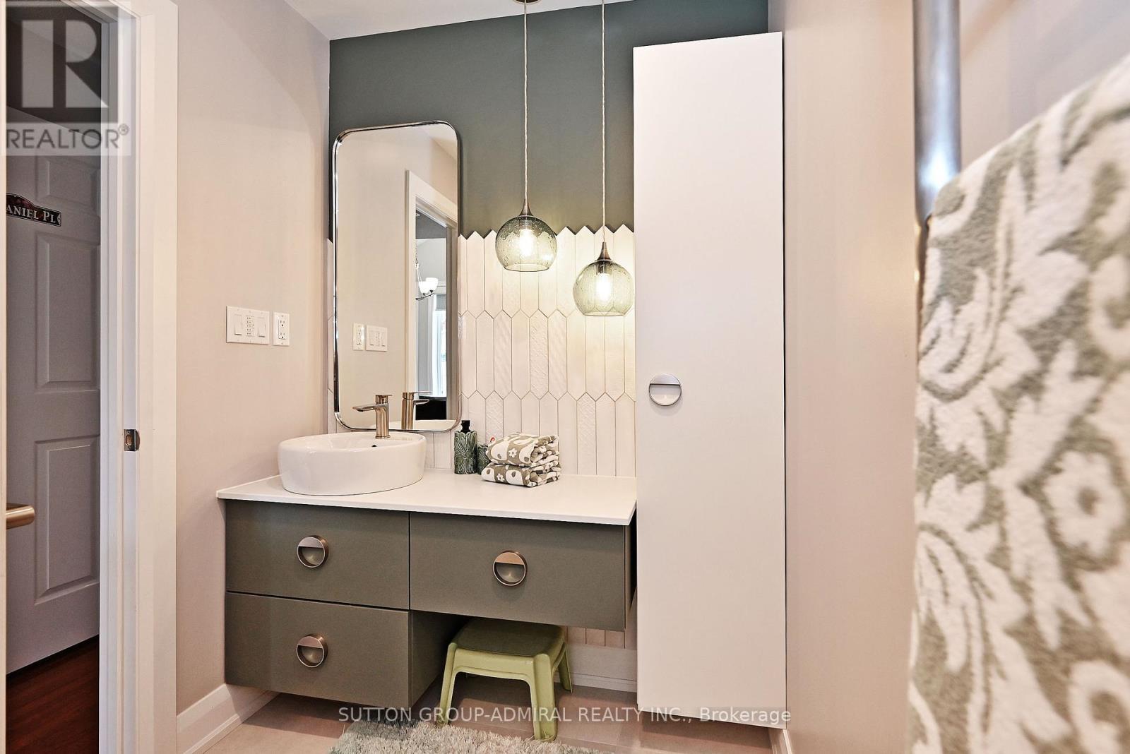 32 Seabreeze Avenue, Vaughan, ON - Indoor Photo Showing Bathroom