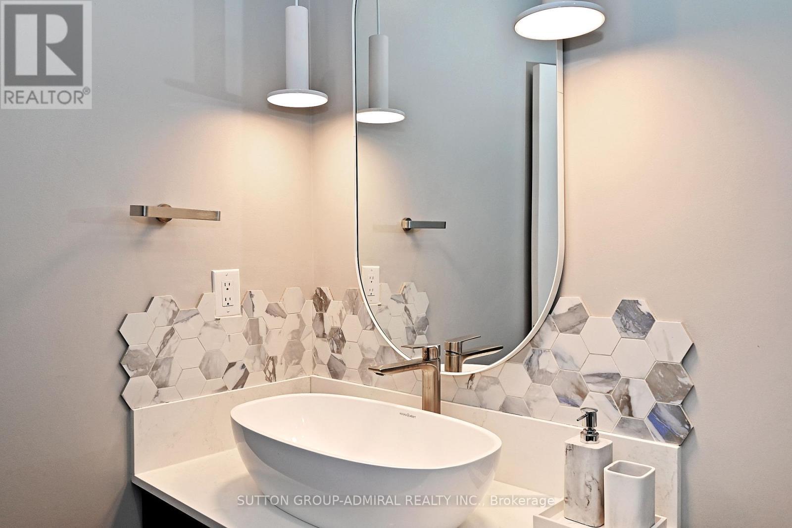 32 Seabreeze Avenue, Vaughan, ON - Indoor Photo Showing Bathroom