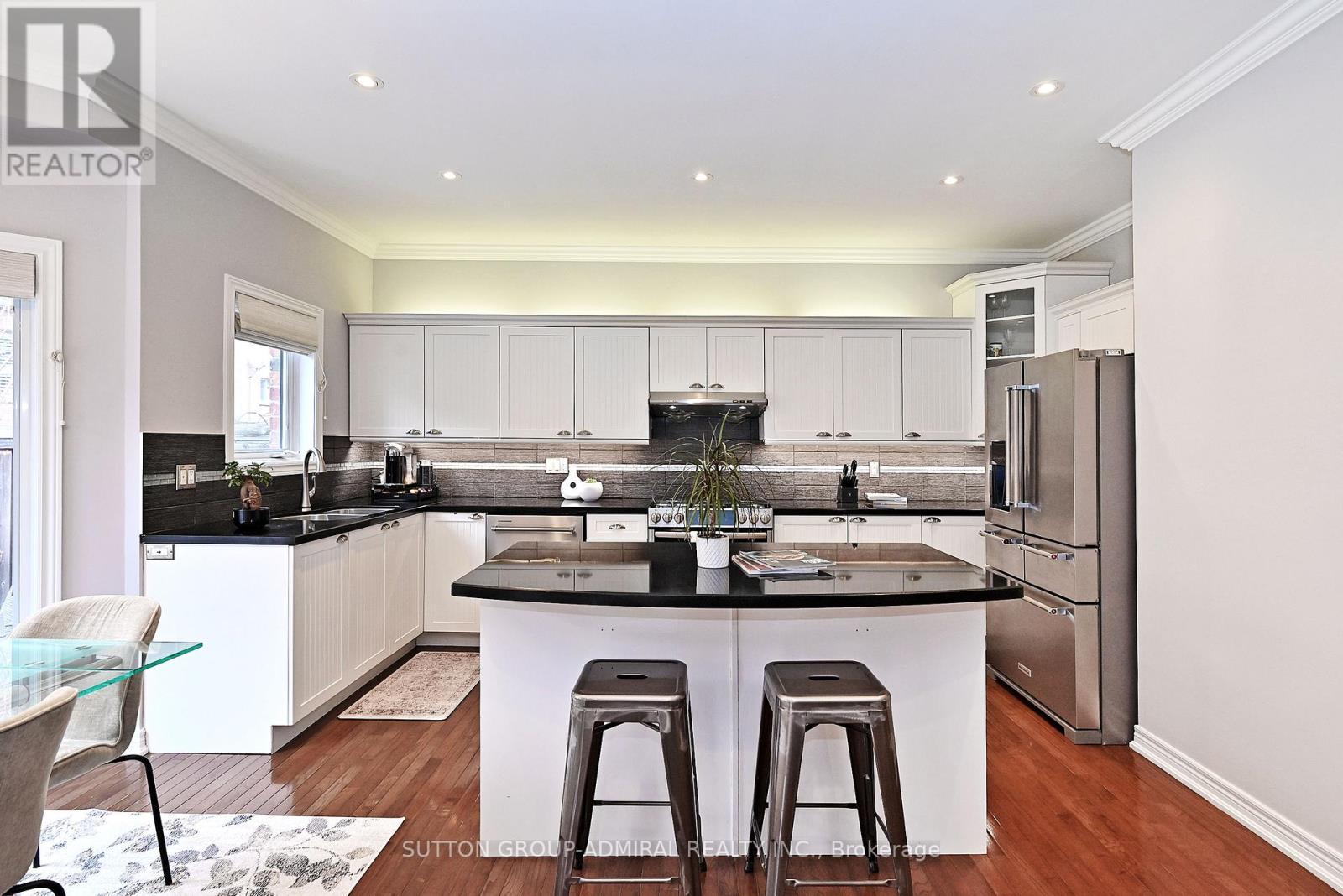 32 Seabreeze Avenue, Vaughan, ON - Indoor Photo Showing Kitchen