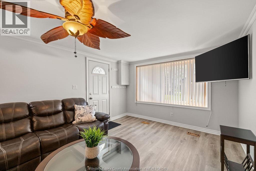 192 Mill, Lakeshore, ON - Indoor Photo Showing Living Room