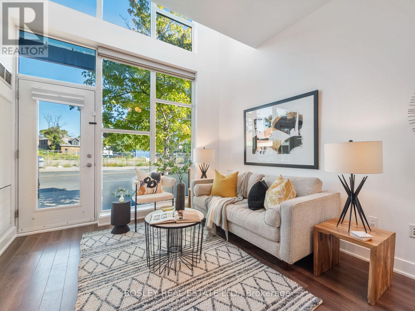 Th 1 - 1048 Broadview Avenue, Toronto, ON - Indoor Photo Showing Living Room