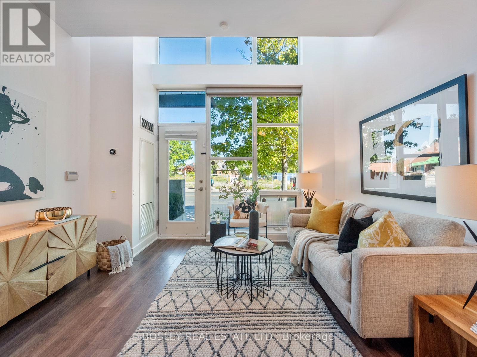 Th 1 - 1048 Broadview Avenue, Toronto, ON - Indoor Photo Showing Living Room