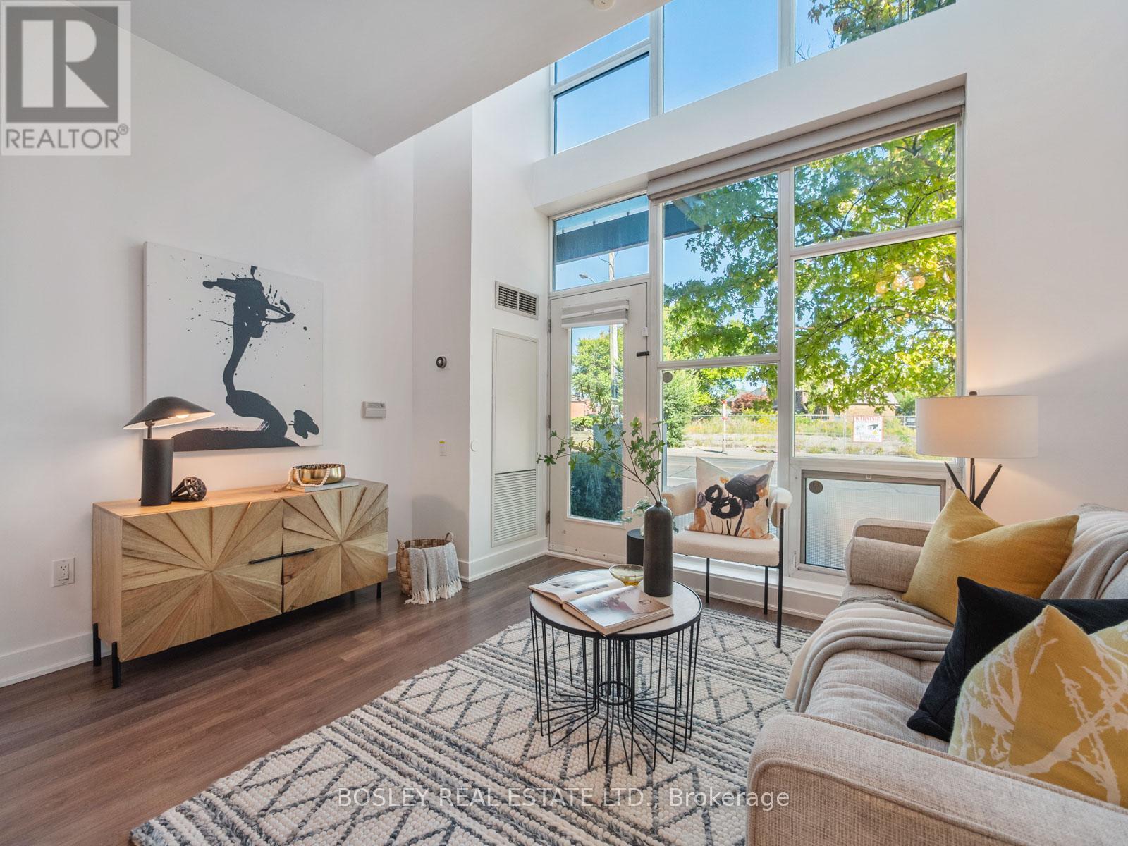 Th 1 - 1048 Broadview Avenue, Toronto, ON - Indoor Photo Showing Living Room