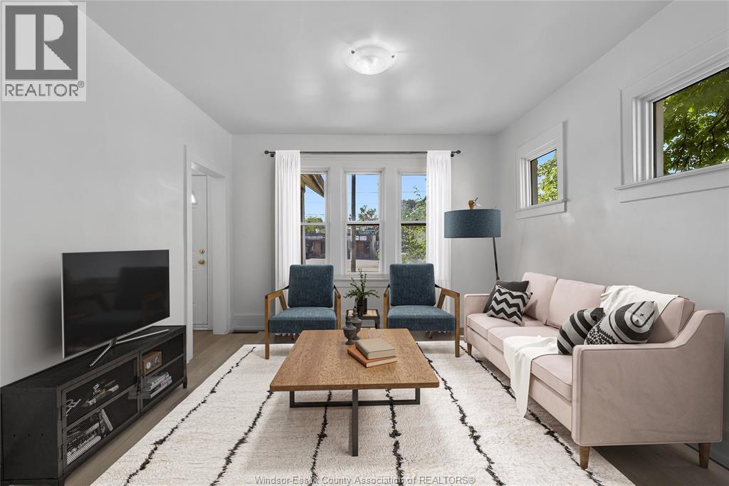 426 Tecumseh Rd W, Windsor, ON - Indoor Photo Showing Living Room