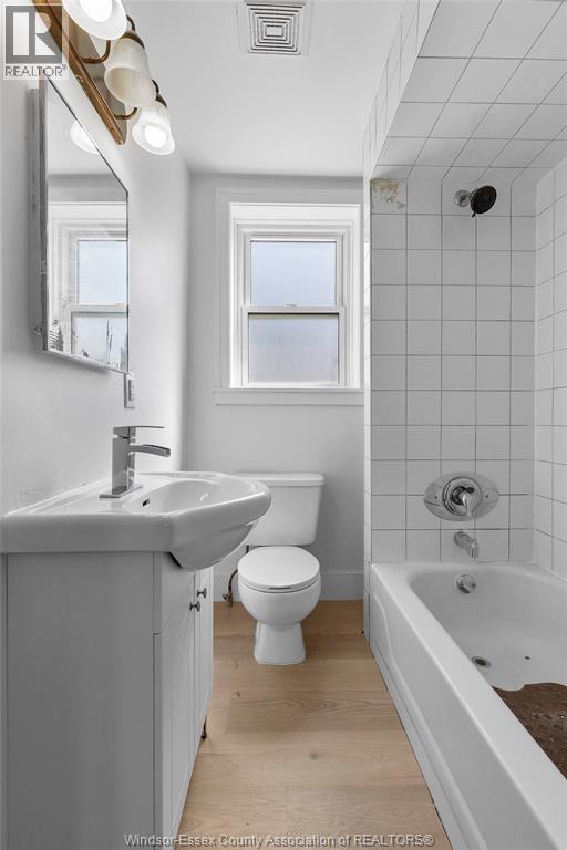 426 Tecumseh Rd W, Windsor, ON - Indoor Photo Showing Bathroom