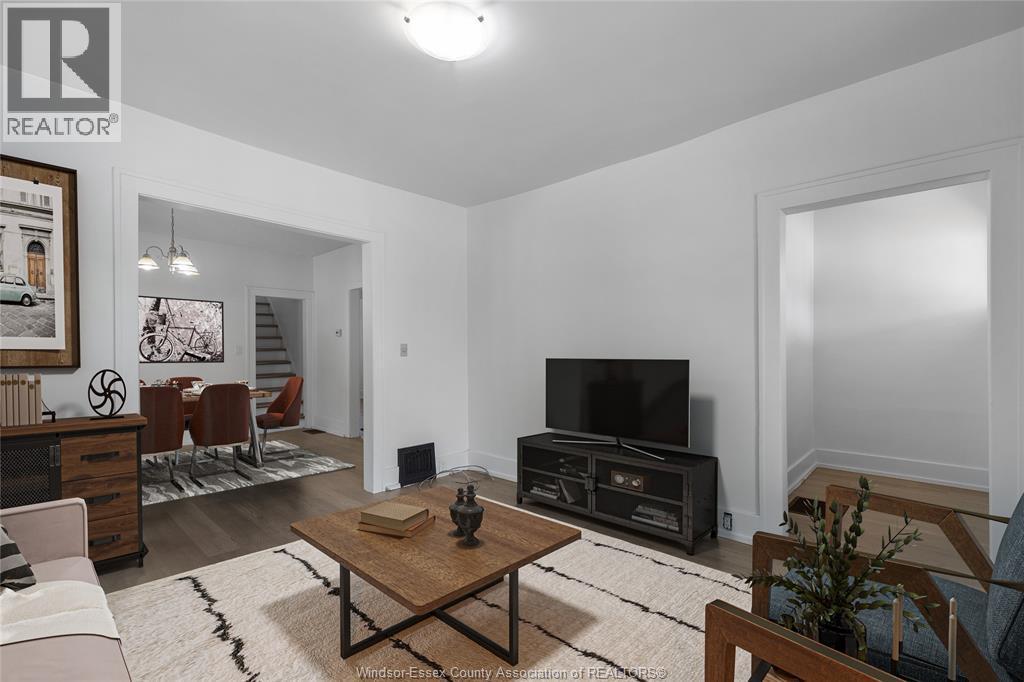426 Tecumseh Rd W, Windsor, ON - Indoor Photo Showing Living Room
