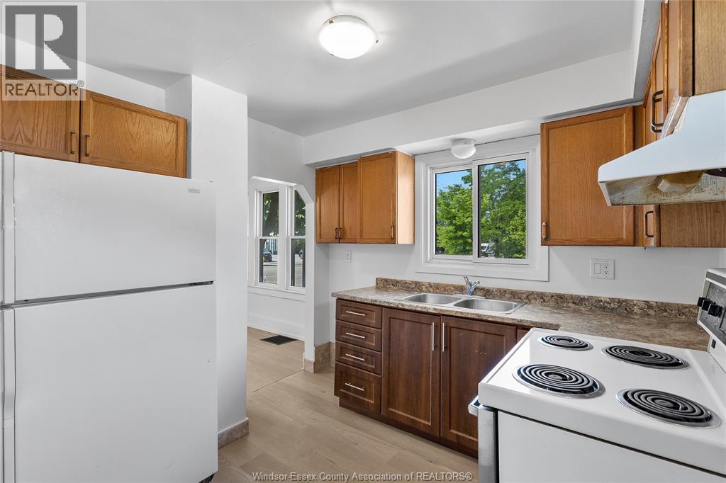 426 Tecumseh Rd W, Windsor, ON - Indoor Photo Showing Kitchen With Double Sink