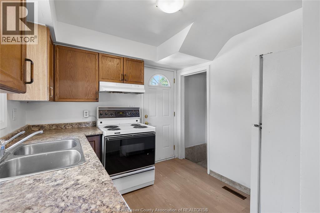 426 Tecumseh Rd W, Windsor, ON - Indoor Photo Showing Kitchen With Double Sink
