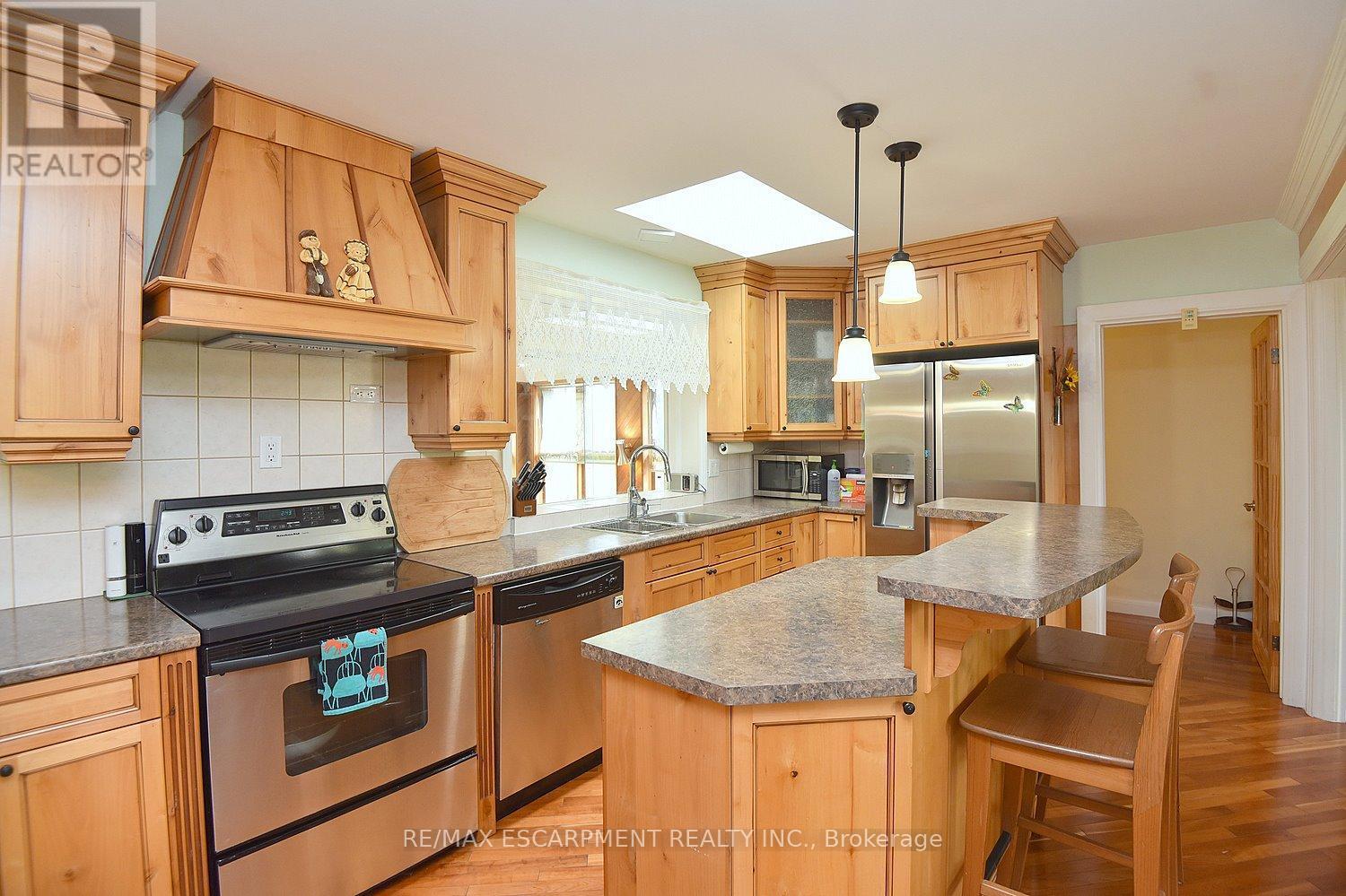 564 Evans Road, Hamilton, ON - Indoor Photo Showing Kitchen With Stainless Steel Kitchen