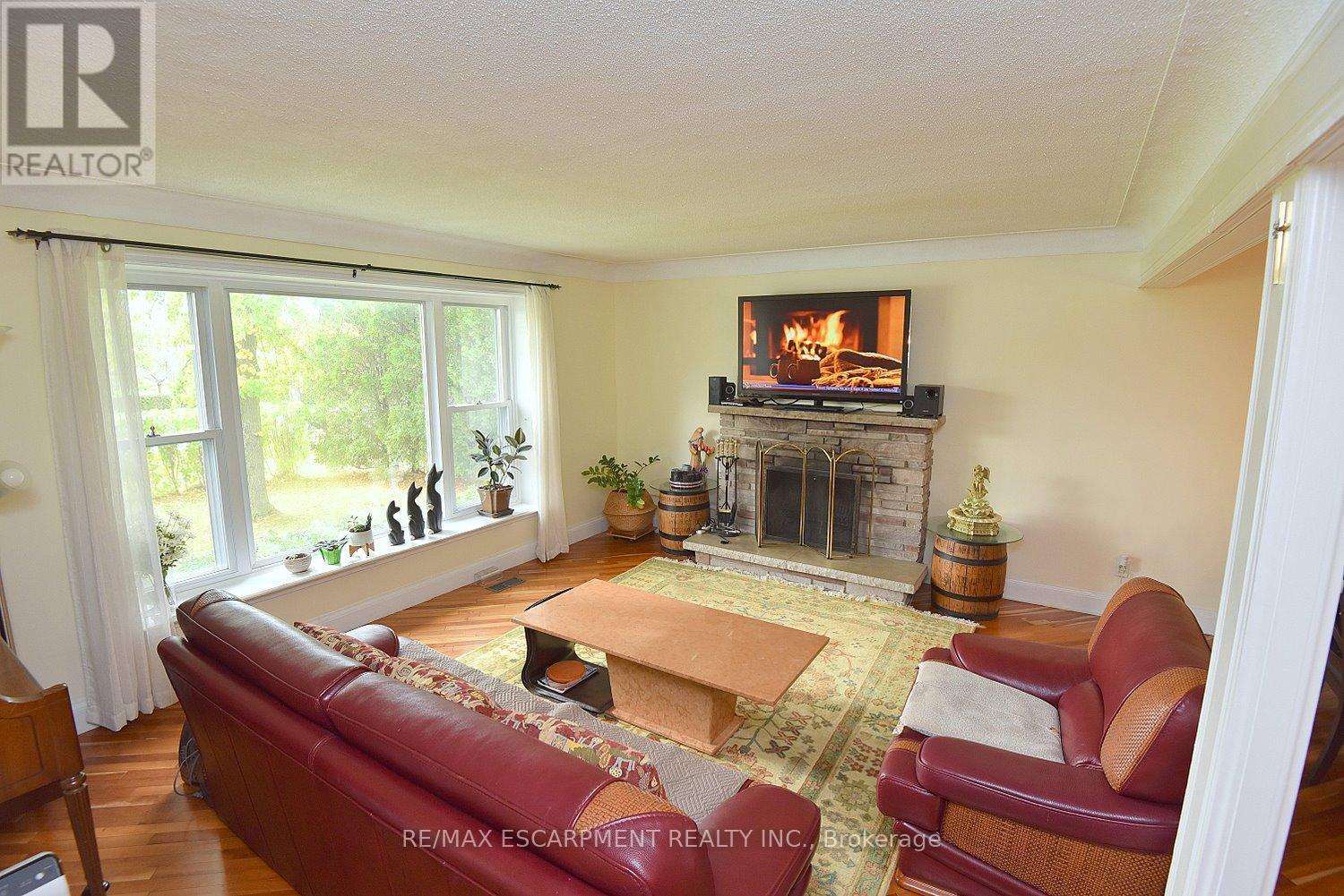564 Evans Road, Hamilton, ON - Indoor Photo Showing Living Room With Fireplace