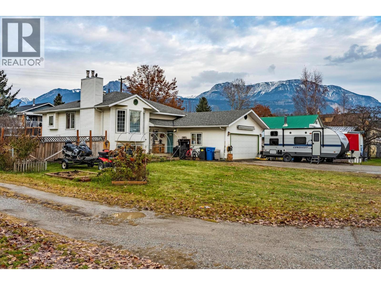 517 12Th Street S, Golden, BC - Outdoor
