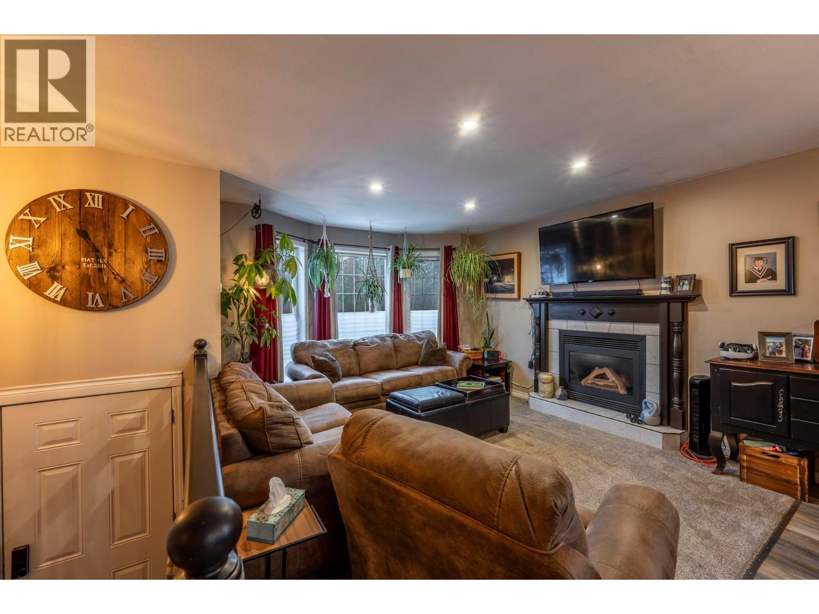 517 12Th Street S, Golden, BC - Indoor Photo Showing Living Room With Fireplace