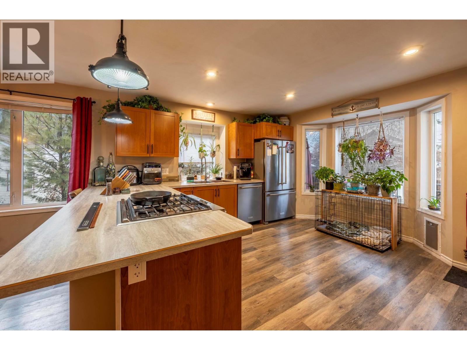 517 12Th Street S, Golden, BC - Indoor Photo Showing Kitchen