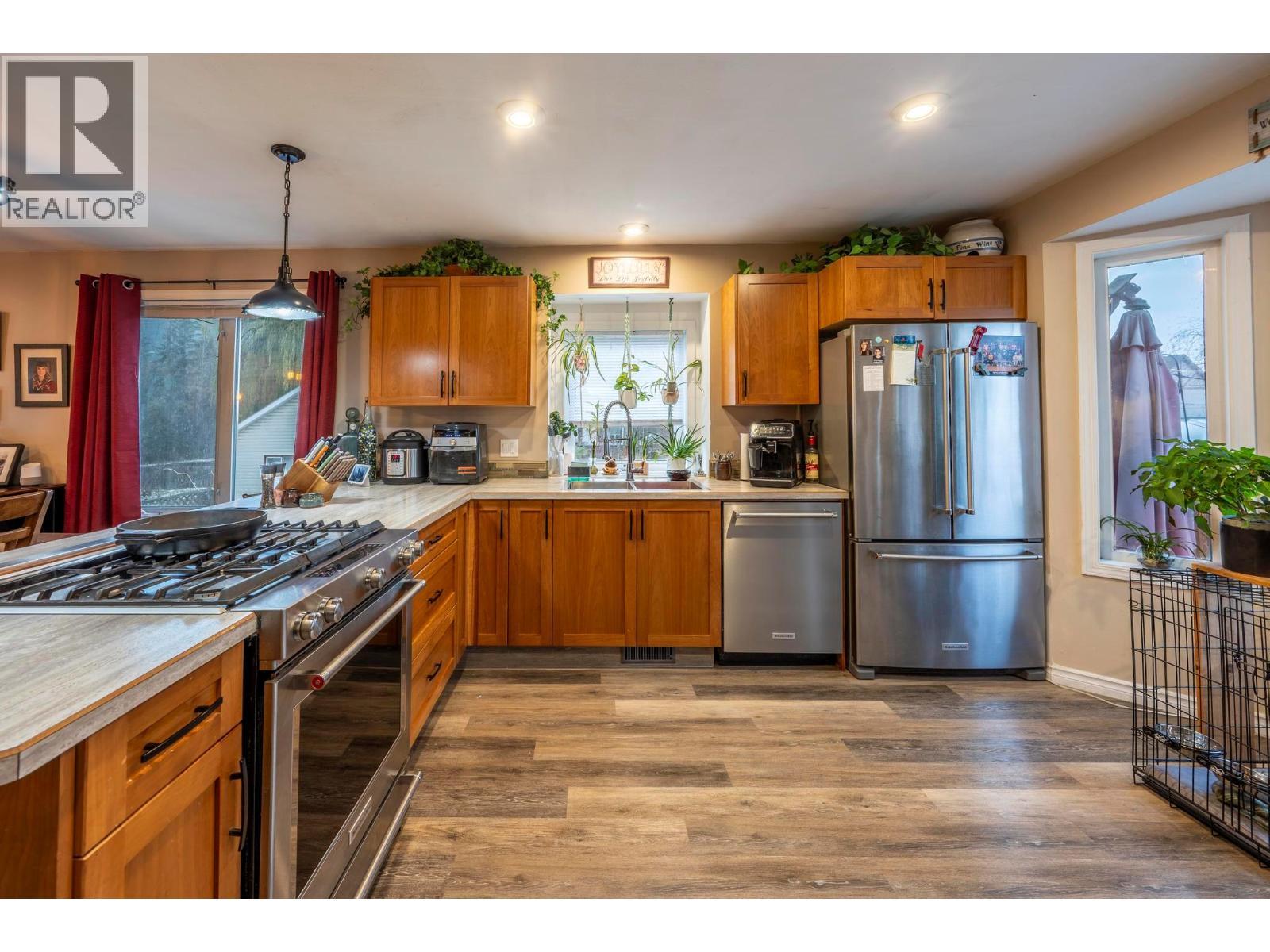 517 12Th Street S, Golden, BC - Indoor Photo Showing Kitchen