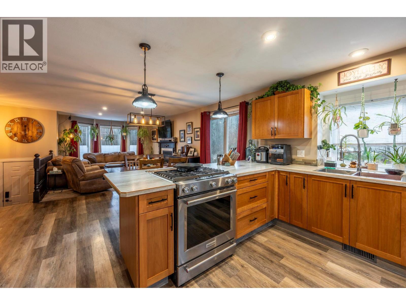 517 12Th Street S, Golden, BC - Indoor Photo Showing Kitchen
