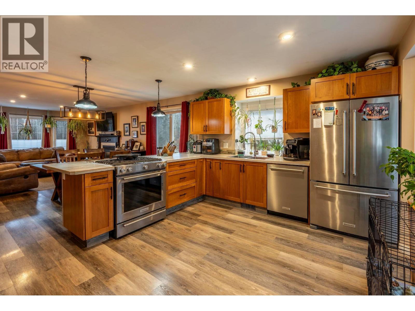 517 12Th Street S, Golden, BC - Indoor Photo Showing Kitchen
