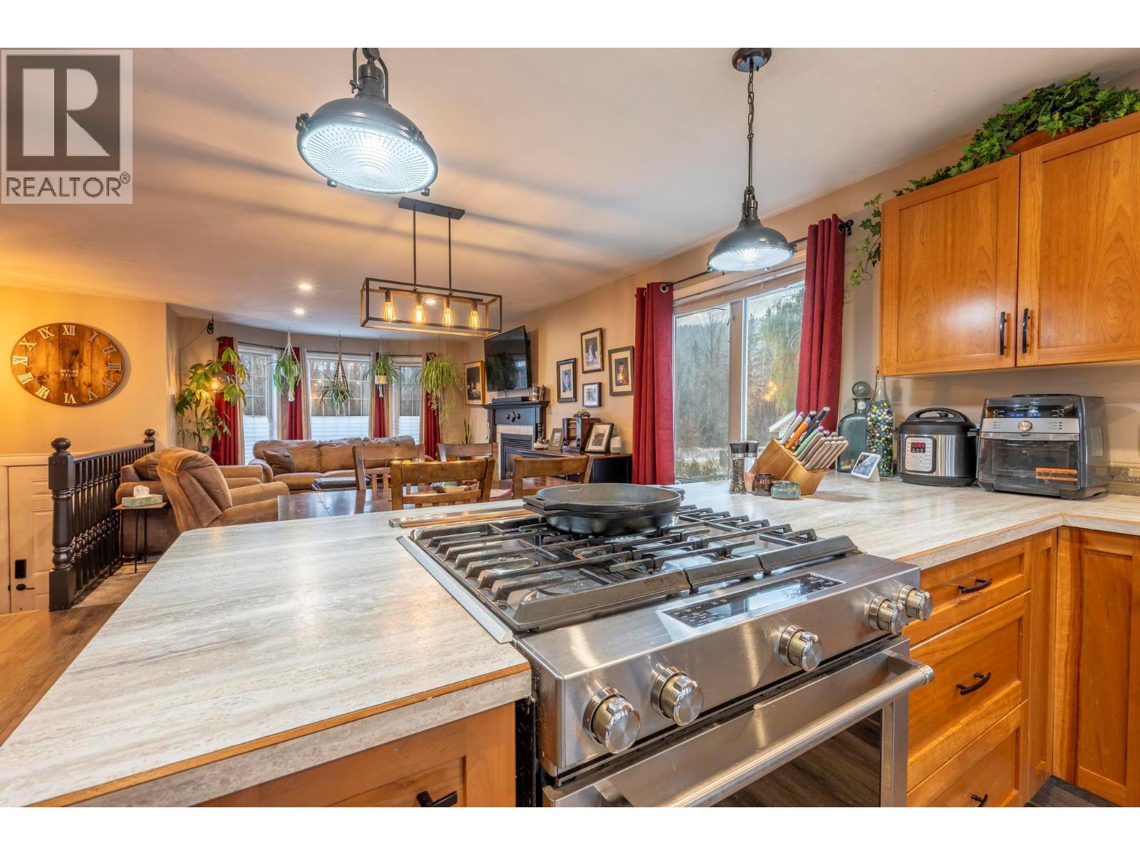 517 12Th Street S, Golden, BC - Indoor Photo Showing Kitchen