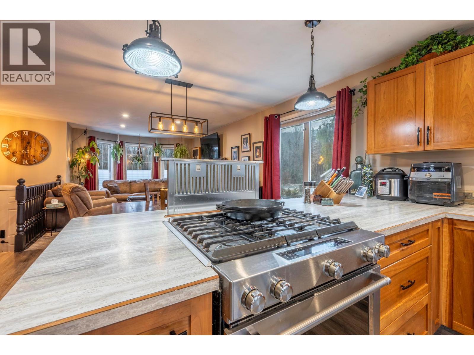 517 12Th Street S, Golden, BC - Indoor Photo Showing Kitchen