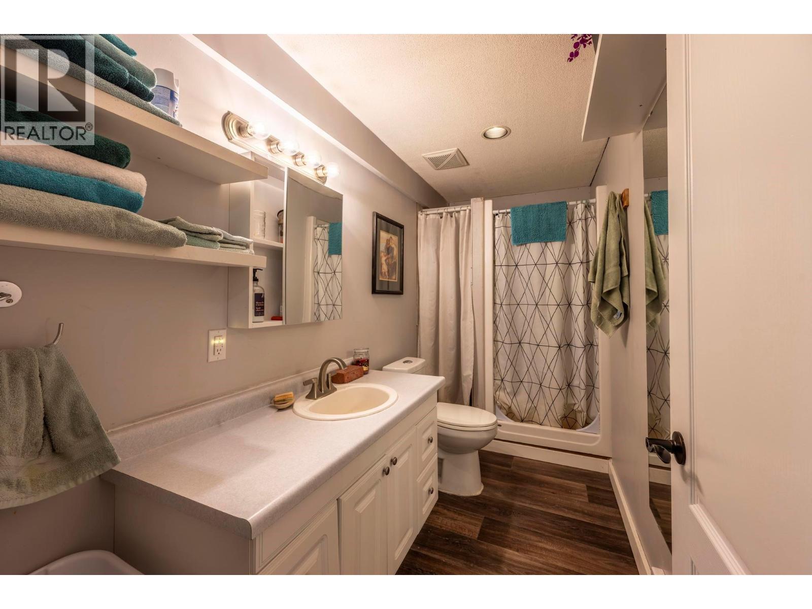 517 12Th Street S, Golden, BC - Indoor Photo Showing Bathroom