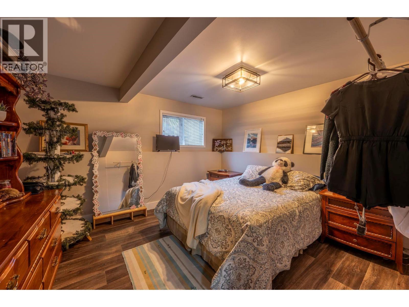 517 12Th Street S, Golden, BC - Indoor Photo Showing Bedroom