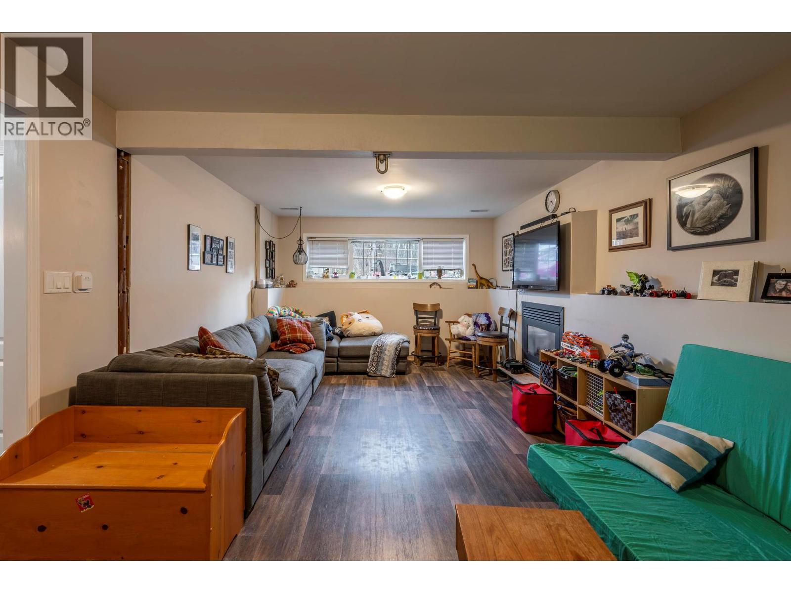 517 12Th Street S, Golden, BC - Indoor Photo Showing Living Room